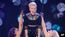 Penyanyi pop Pink dalam salah satu pertunjukan yang menjadi bagian dari tur "The Truth About Love" di taman Madison Square di New York, Maret 2013. (Foto: Dok)