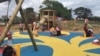  Jalur di Keith Park Playground Auckland dicat berwarna kuning supaya memudahkan bagi warga dengan penglihatan terbatas (Courtesy of Ivy Soulisa Ellison).