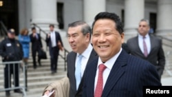 被控向联大主席行贿的澳门房地产大亨吴立胜离开纽约曼哈顿的联邦地区法院。（2017年4月7日）