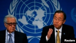 Sekjen PBB Ban Ki-moon (kanan) dan utusan PBB dan Liga Arab untuk Suriah, Lakhdar Brahimi (kiri) saat konferensi pers seusai pembicaraan damai Jenewa-2 di Montreux, Swiss (22/1).