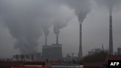 中国山西大同附近的一座燃煤火力发电站的烟囱在冒烟。（资料照：2015年11月19日）