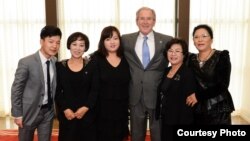 미국의 조지 부시 전 대통령이 지난 2014년 10월 '북한 인권법' 10주년을 맞아 탈북민들을 부시센터로 초청해 초청해 환담했다. 왼쪽부터 김조셉, 최한나, 조진혜, 조지 부시 전 대통령, 엄 모 목사, 그레이스 김 씨.