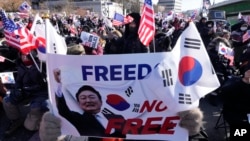 韩国总统尹锡悦的支持者在首尔总统府附近举行示威反对弹劾总统。（2025年1月9日）