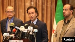 نصر الحریری سرپرست هیئت مذاکره کننده گروه های مخالف دولت سوریه (راست) در کنار خالد خواجه رئیس ائتلاف ملی سوریه - آرشیو