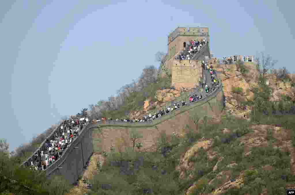 游客在北京参观长城（2013年5月4日）。住房短租网站平台爱彼迎（Airbnb）2018年8月7日取消了一场比赛，该网站本来计划从11个国家选取8人在北京延庆的长城上过夜，但有些人担心这会损坏古迹。爱彼迎曾经回应说该活动得到当地政府和市区两级旅游部门的支持。但8月6日，延庆区委宣传部的微博否认此说，比哦啊是不支持此举。