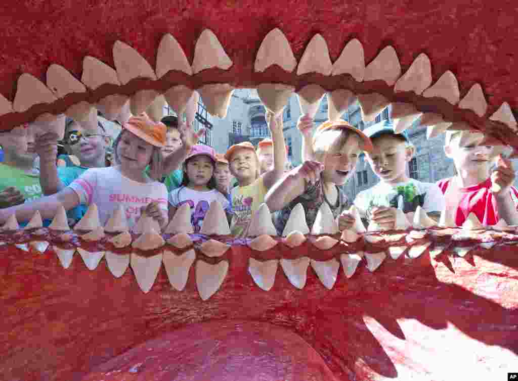 Anak-anak TK memperhatikan model mulut raksasa hiu Megalodon purba di Museum Sejarah Alam di Schleusingen, pusat kota Jerman. &nbsp;