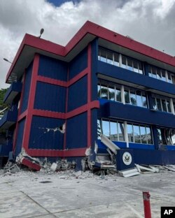 Sebuah gedung di Port Villa, Vanuatu, rusak setelah gempa mengguncang wilayah tersebut pada 17 Desember 2024. (Foto: Tim Cutler via AP)