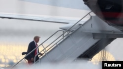 ترامپ در حال بازگشت به خانه پس از سپردن وثیقه در زندان فولتون کانتی