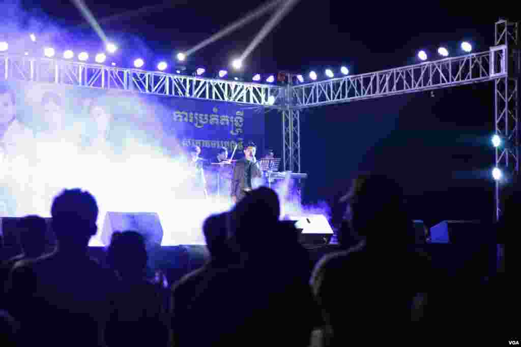 ប្រជាជនចូលរួមទស្សនាការប្រគំតន្រ្តីប្រកាសអាល់ប៊ុមចម្រៀងថ្មីរបស់លោក យឹង យន ក្នុងខេត្តកំពង់ធំ ដើម្បីកសាងទំនាក់ទំនងល្អរវាងប្រជាជនកម្ពុជា និងប្រជាជនអាមេរិក តាមរយៈតន្រ្តី និងកម្មវិធីវប្បធម៌ នាថ្ងៃទី១៧ ខែមីនា ឆ្នាំ២០១៧។ (ទុំ ម្លិះ/VOA)