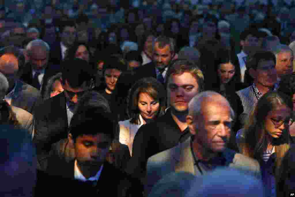 Para pengunjung yang terdiri dari korban Holocaust, veteran, dan anggota keluarga tampak mengheningkan cipta untuk memperingati HUT ke-20 Museum Peringatan Holocaust di Washington, DC. 