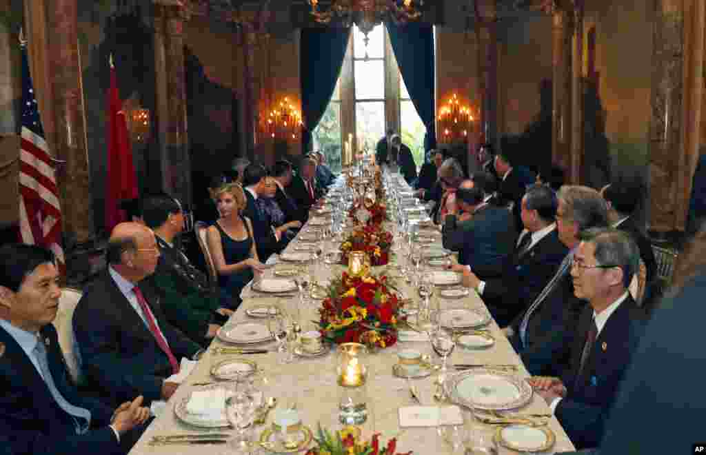 美国总统特朗普和家人、高级顾问同中国国家主席习近平和随行人员在佛罗里达州海湖庄园的晚宴上(2017年4月6日)。从图片上看，两位元首在交谈，库什纳和彭丽媛在交谈，伊万卡和房峰辉在交谈，而王毅和班农在注视两位元首。美国彭博新闻社6月20日的报道援引一位中国官员的话说，中国国家主席习近平在今年四月份访问美国期间曾口头上邀请两人访华。他们中国之行的具体时间将取决于中共今年秋天十九大的日程进展而定。