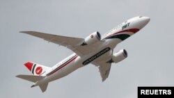 Pesawat Boeing 787-8 milik Biman Bangladesh Airlines dipamerkan di Farnborough Airshow, di Farnborough, Inggris 16 Juli 2018. REUTERS/Peter Nicholls