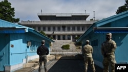 资料照片：联合国司令部士兵和一名韩国士兵在板门店站岗。