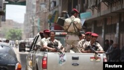 سربازان در حال گشت زنی حول پارلمان یمن، ۱۳ اوت ۲۰۱۶ 