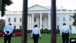 穿制服的保安人員在白宮北草坪上行走（2014年9月20日）