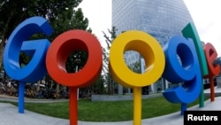 谷歌公司在北京办公室外面的谷歌品牌标志（2018年8月8日，用鱼眼镜头拍摄的照片）。