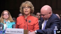 30일 미 상원 법사위원회 개최한 총기 규제 관련 청문회에서 증언하는 가브리엘 기퍼즈 전 하원의원(왼쪽)과 남편 마크 켈리 씨.