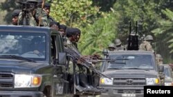 Government soldiers heading to strike rebel-held positions near Rutshuru, DRC, May 20, 2012.