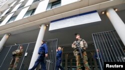 军人持枪守卫在布鲁塞尔一处法庭外，巴黎袭击事件的嫌疑人预计将在这里接受讯问。（2015年11月16日）