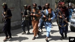 塔利班反叛武装在首都喀布尔街头。（2021年8月18日）