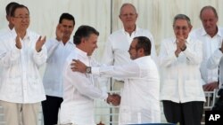 خوزه مانوئل سانتوس، رئیس جمهوری کلمبیا(سمت چپ) و ریکاردو لندونو، رهبر جنبش فارک