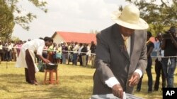 Le président sortant Yoweri Museveni, au pouvoir depuis 30 ans, a voté à Rushere, dans le district de Kiruhura à près de 400 kms de Kampala, Ouganda, 18 février 2016