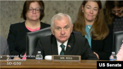 参议院军事委员会资深成员、民主党参议员里德在就特朗普总统提名的两位美军司令而举行的确认听证会上提问。(2025年7月22日)