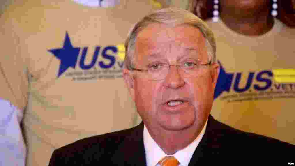 洛县县政委员科诺比关心退伍军人福利（美国之音国符拍摄）