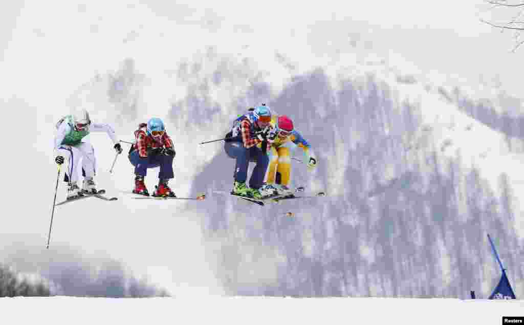 21일 여자 프리스타일 스키 크로스 준결승전에 출전한 프랑스, 캐나다, 스웨덴 선수들이 선두를 다투고 있다.