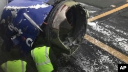 调查人员检查美国西南航空公司出故障客机引擎