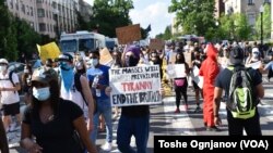 Фотогалерија: Во Вашингтон масовно - скандирање и пораки против расизам