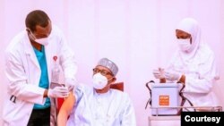 Rais wa Nigeria, Muhammadu Buhari akipatiwa chanjo ya Covid 19. 