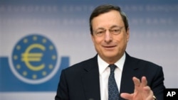 Gubernur Bank Sentral Eropa, Mario Draghi, berusaha menenangkan pasar usai pemilu Italia pekan lalu (foto: dok). 