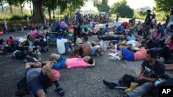 Karvani i migrantëve pushon në qytetin Eskuintla në jug të Meksikë, para se të vazhdojë rrugëtimin drejt kufirit amerikan - 7 nëntor 2024.