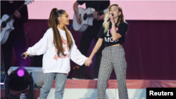 آریانا گرانده را در این کنسرت ستاره هایی چون مایلی سایروس همراهی کردند. 