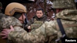ولودیمیر زلنسکی، رئیس‌جمهوری اوکراین، در جمع نیروهای رزمی این کشور نزدیک خط جدایی با شورشیان جدایی طلب مورد حمایت روسیه - ۶ دسامبر ۲۰۲۱