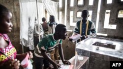 Les citoyens viennent voter lors de l'élection présidentielle à Makelele, Brazzaville, le 20 mars 2016.
