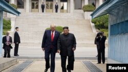 도널드 트럼프 미국 대통령과 김정은 북한 국무위원장이 30일 군사분계선을 넘어 판문점 남측으로 넘어오고 있다. 