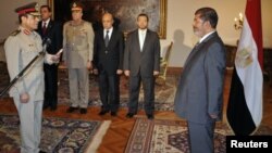 Le président Mohamed Morsi et le général Abdel Fattah al-Sisi, nouveau chef de l'armée. (Archives)
