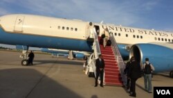 克里专机在安德鲁斯空军基地准备起飞（美国之音莉雅拍摄）