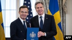 نخست وزیر سوئد، اولف کریسترسون (چپ) در کنار آنتونی بلیکن، وزیر امور خارجه آمریکا