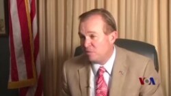 时任众议员的马瓦尼接受美国之音中文部专访