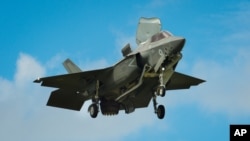 F35战机, 其使用的F135引擎由联合技术公司旗下的普莱特和惠特尼飞行器发动机制造商提供