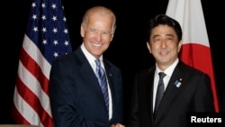 지난 2013년 7월 조 바이든 미국 부통령(왼쪽)과 아베 신조 일본 총리가 싱가폴에서 양자회담을 가졌다. (자료사진)