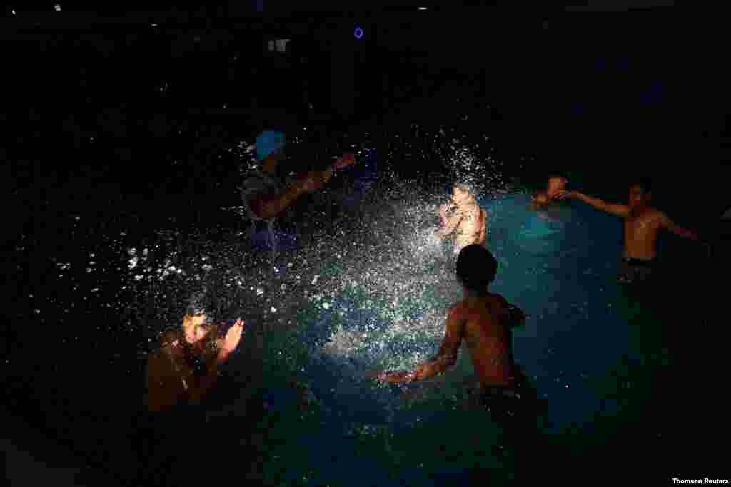 이라크 중부 도시 카르발라 수영장에서 아이들이 놀고 있다. 신종 코로나바이러스 사태 가운데 이라크의 아동 빈곤율이 오르고 있다. 