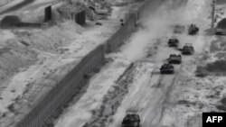 以色列军方提供的视频截图：以色列坦克和步兵在加沙北部实施一次“有针对性的袭击”。（2023年10月26日）