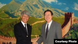 任志刚(左)2003年任香港金管局总裁时会见中国央行行长周小川 (香港金管局) 