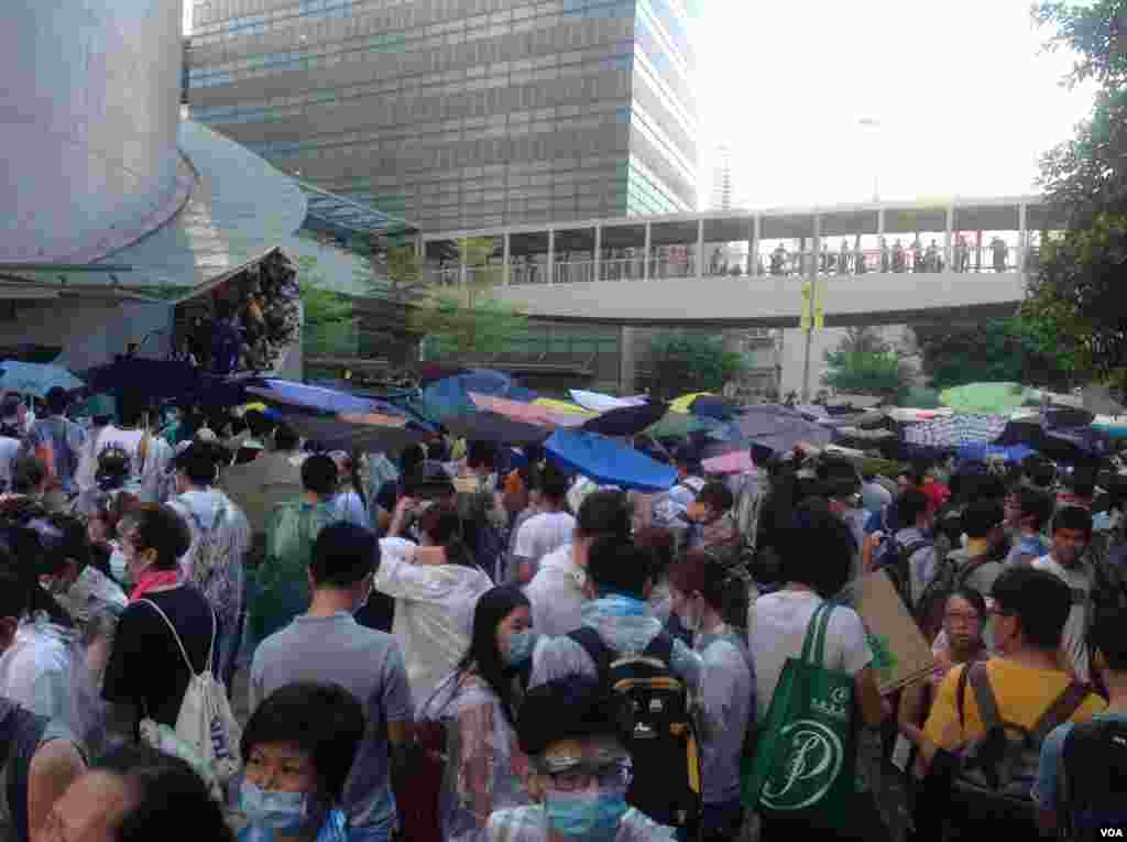 港人声援占中抗拒警方封锁中环金钟多处瘫痪（美国之音海彦拍摄）