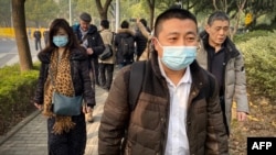 中国公民记者张展的代理律师任全牛抵达上海浦东新区法院。（2020年12月28日）