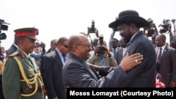 Presiden Sudan Selatan Salva Kiir (kanan) menyambut kedatangan Presiden Sudan Omar al-Bashir di bandara Juba hari Jumat (12/4). 